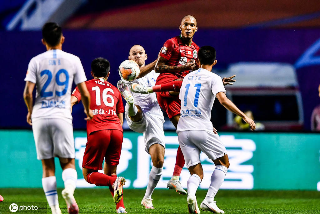 河南建业客场战平大连人，顽强抗击灾难