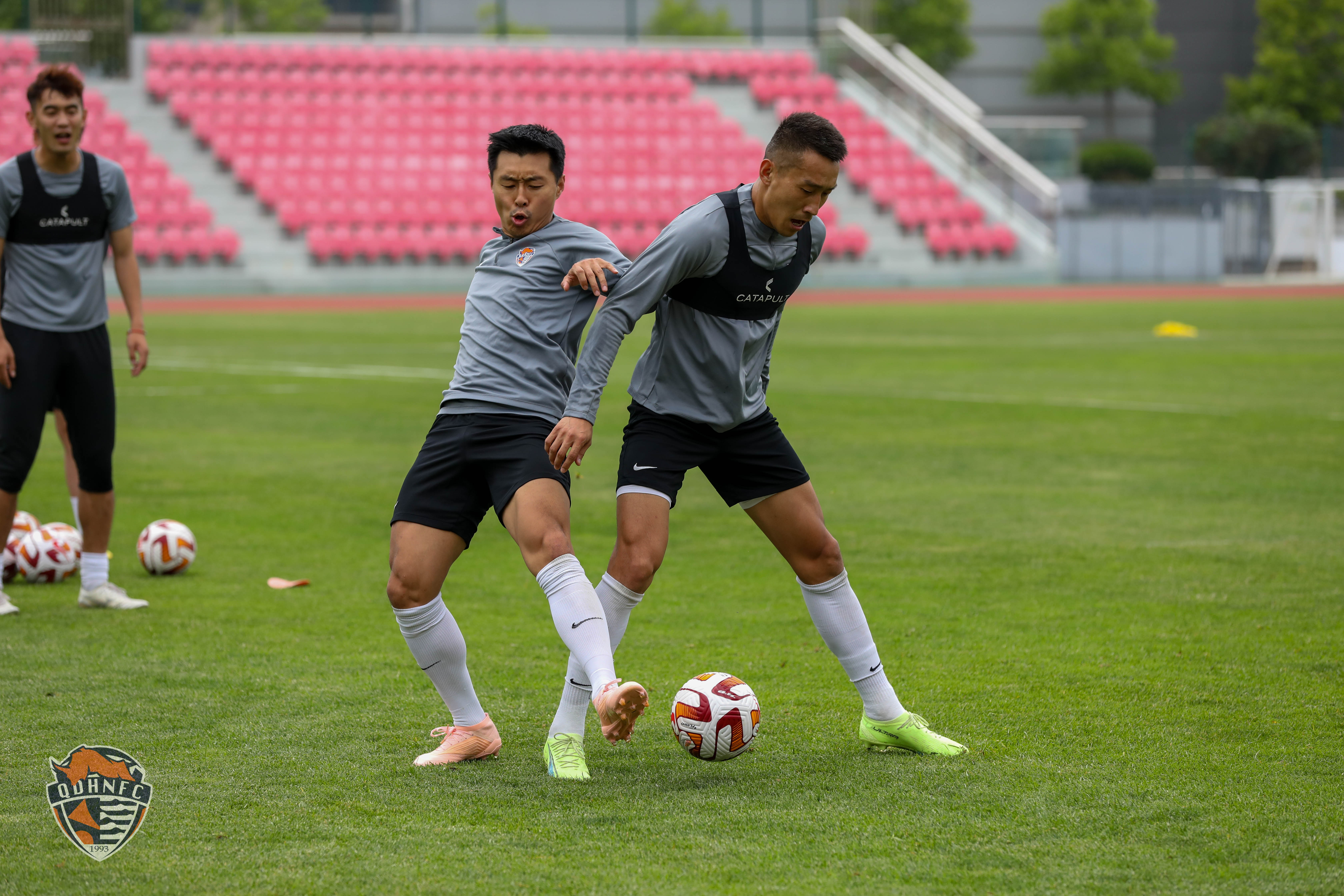 包含华沙球员集体训练备战下一场比赛的词条